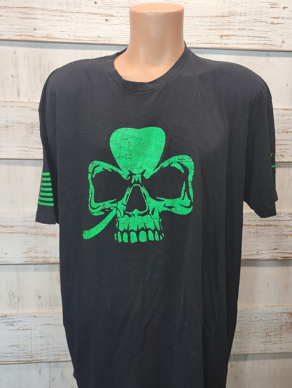 Black Men's Graphic T‑Shirt with Green Shamrock Skull A21